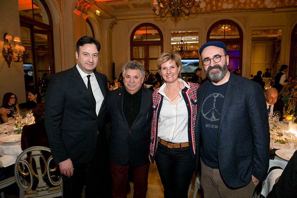Ο Δημήτρης Χανιόγλου, Business executive officer της Nestle Waters Hellas, με τους βραβευμένους σεφ Λευτέρη Λαζάρου («Varoulko Seaside»), Ιουλία Ρίφενσταλ («Squirrel») και Σωτήρη Ευαγγέλου («Salonica»).