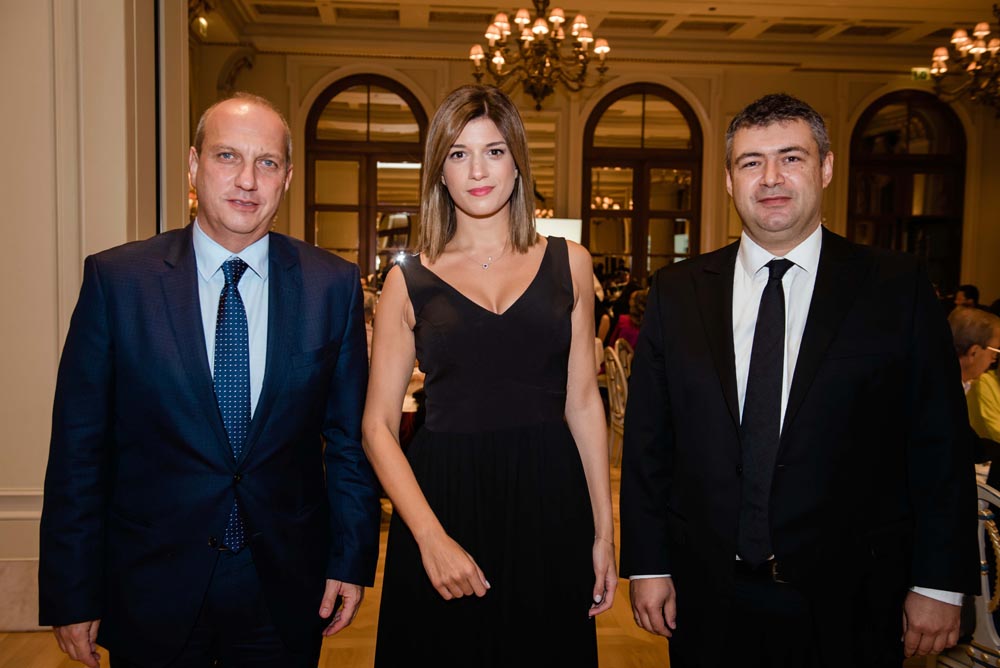 Ο κυβερνητικός εκπρόσωπος Γιάννης Οικονόμου με την τομεάρχη Τουρισμού του Σύριζα Κατερίνα Νοτοπούλου και τον εκδότη του «α» Δημήτρη Ηλιόπουλο. 