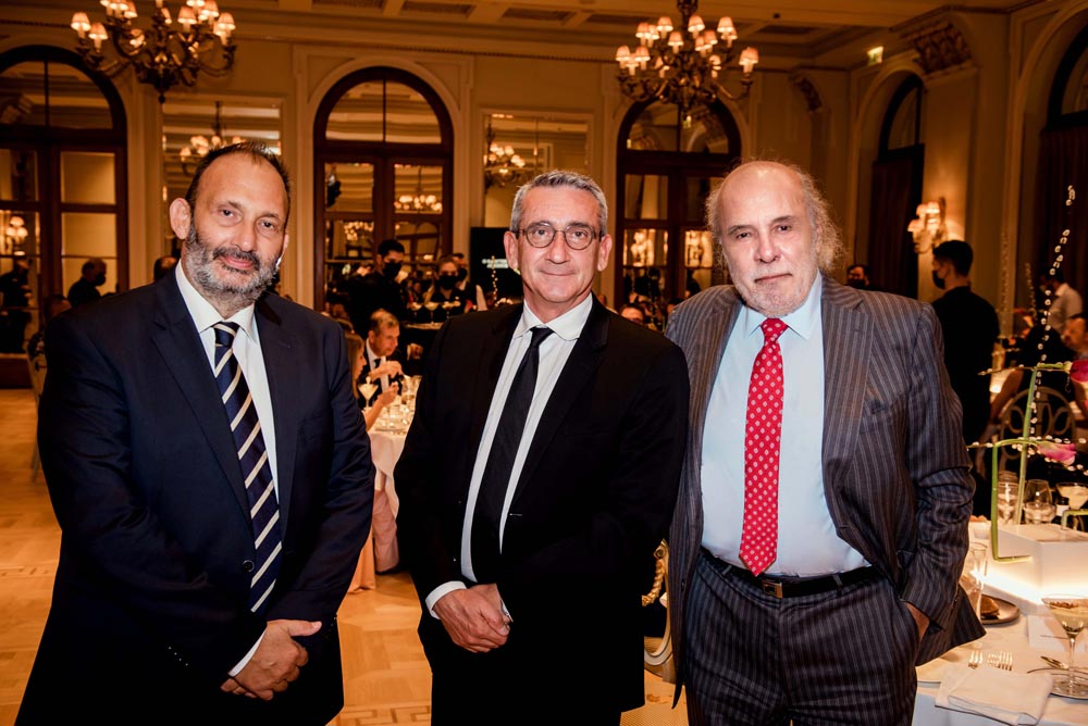 Ο Πάνος Παλαιολόγος, CEO της Hotel Brain, ο Γιώργος Χατζημάρκος, περιφερειάρχης Νοτίου Αιγαίου, και ο Διονύσης Κούκης, πρόεδρος της γευσιγνωστικής επιτροπής του «α». 
