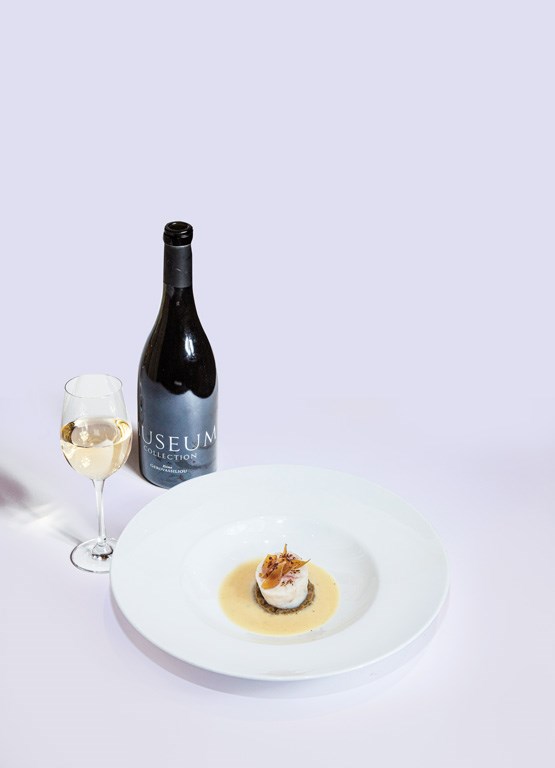 Λεοντόψαρο μαγειρεμένο με πράσο, κρεμμύδι σε βύνη, αβγολέμονο, τσιπς από τα λέπια του με καμένο πράσο, συνοδεία του καλύτερου λευκού κρασιού του Γεροβασιλείου, του Museum Collection 2019.