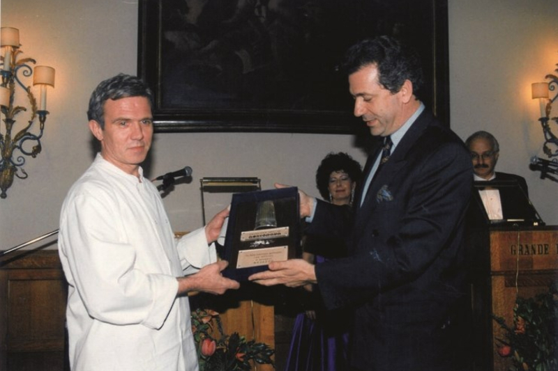 Ο δήμαρχος Αθηναίων Δημήτρης Αβραμόπουλος παραδίδει το πρώτο βραβείο στον Κλάους Φόγιερμπαχ το 1995 για το 