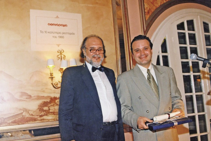 Στην πρώτη απονομη του 1994 ο Διονυσης Κούκης  βραβεύει τον Αρη Τσανακλίδη, σεφ πατρόν του Melrose, ένα από τα καλύτερα εστιατόρια της εποχής.
