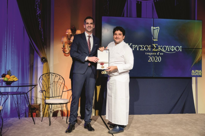 O δήμαρχος Αθηναίων Κώστας Μπακογιάννης τίμησε τον καλύτερο σεφ του κόσμου για το 2019 Mauro Colagreco και guest chef των Χρυσών Σκούφων του 2020 με το Μετάλλιο της Πόλεως των Αθηνών.​