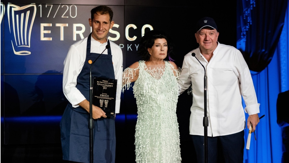 Η 'Άννη Ηλιοπούλου, Πρόεδρος Διοικητικού Συμβουλίου Δέσμης Εκδοτικής Α.Ε. και Επικεφαλής Γευσιγνωστικής Επιτροπής Χρυσών Σκούφων, απένειμε το βραβείο στο καλύτερο εστιατόριο της Ελλάδας, το 