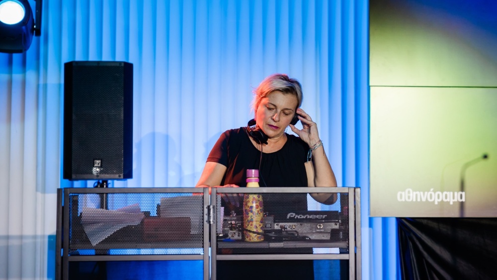 Πλάι του η DJ Άννα Αναστασίου του Best 92.6 έντυσε με μουσικές την τελετή απονομής και το πάρτι που ακολούθησε