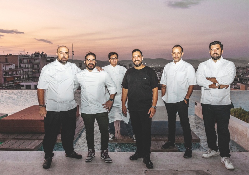 Ο executive chef του «Grand Hyatt Athens», Παναγιώτης Αναστασίου, και οι βραβευμένοι σεφ που ετοίμασαν τα εντυπωσιακά finger food της βραδιάς Μιχάλης Μάρθας, Ζαν-Σαρλ Μεταγιέ, Παναγιώτης Γιακαλής, Γιάννης Λιόκας και Γκίκας Ξενάκης. - Χρυσοί Σκούφοι