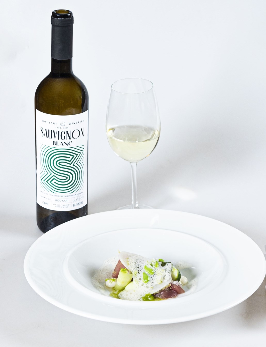  Παλαμίδα με τραγανό αγγουράκι, edamame, και αρωματικό αφρό beurre blanc βασιλικού ταιριαστό  με Sauvignon Blanc Boutari 2023.
