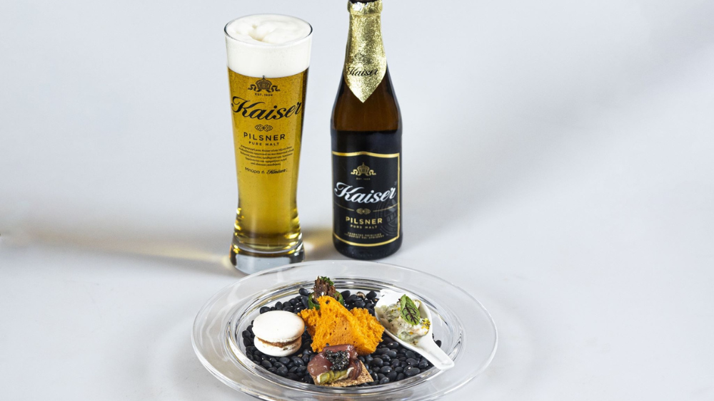 Οι Χρυσοί Σκούφοι απόλαυσαν Kaiser Pilsner - Χρυσοί Σκούφοι